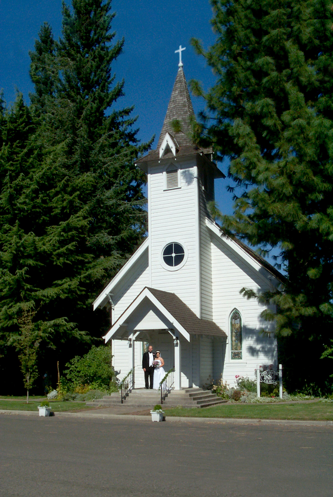 wedding day at Canby Chapel